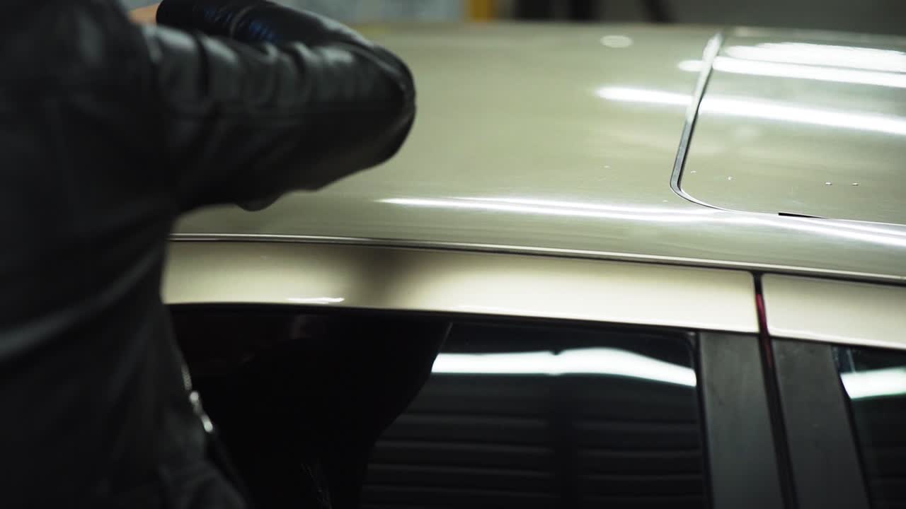 dueña de auto emo limpiando su bmw cupé de tercera generación con amor