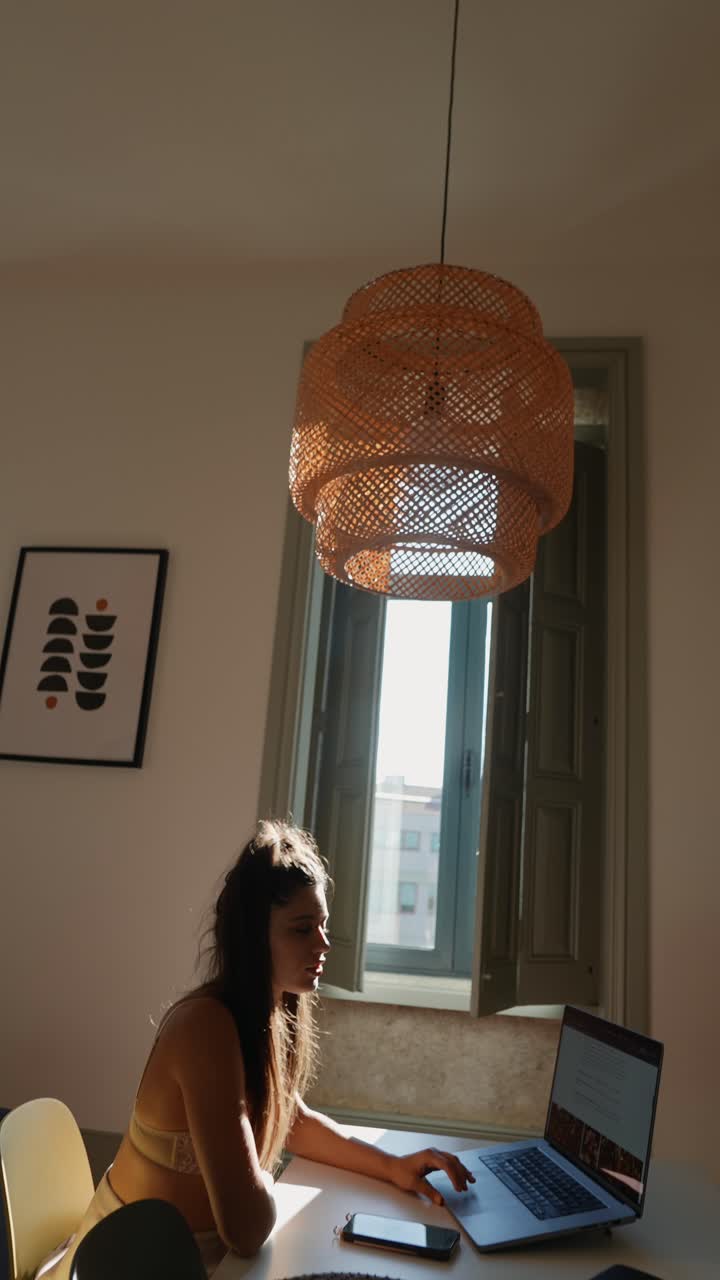 mujer trabajando desde casa