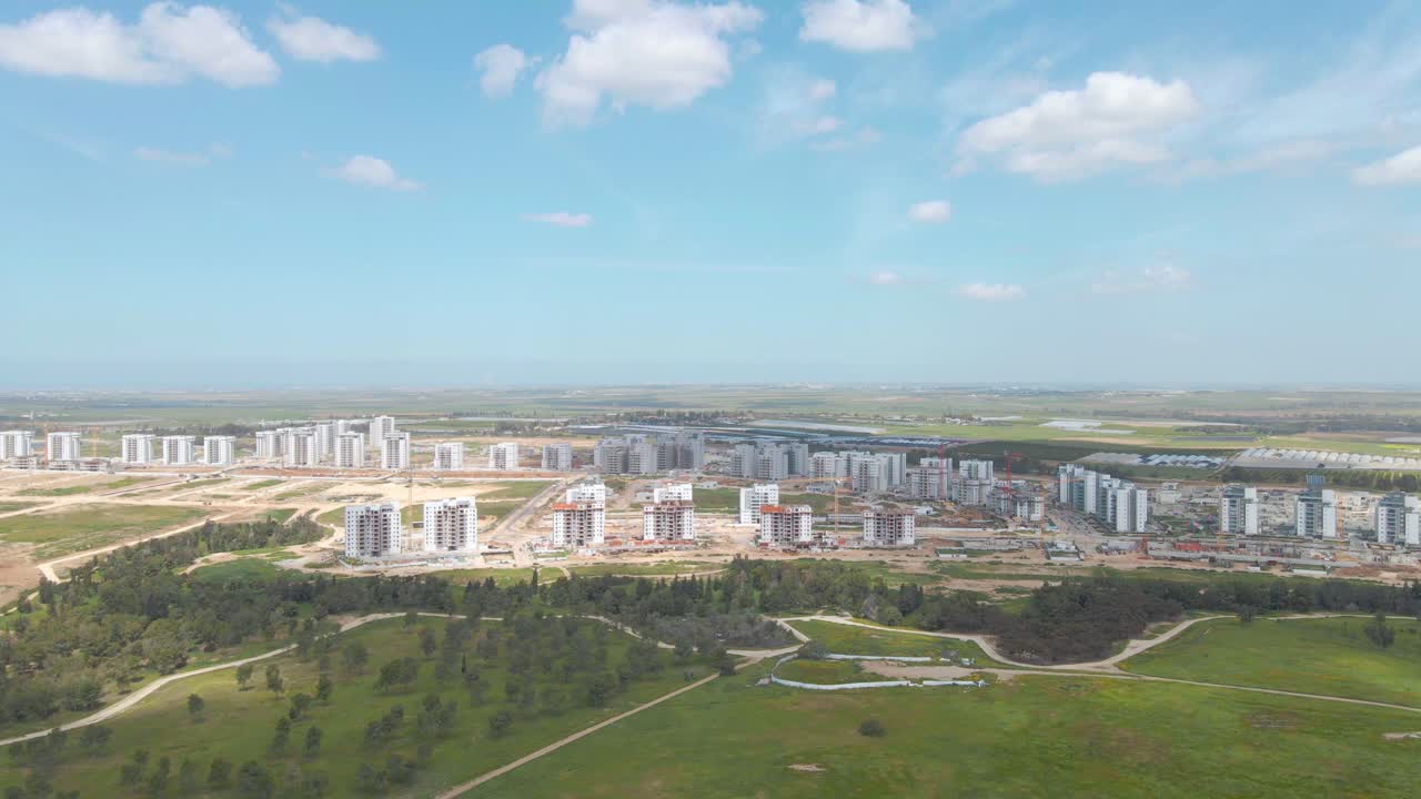 netivot의 neve sharon 지구에 있는 새로운 이웃의 와이드 샷