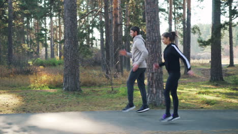 pareja corriendo en el parque de otoño