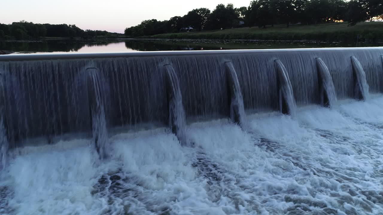 video aéreo de drones de una represa en el río pedernales al atardecer