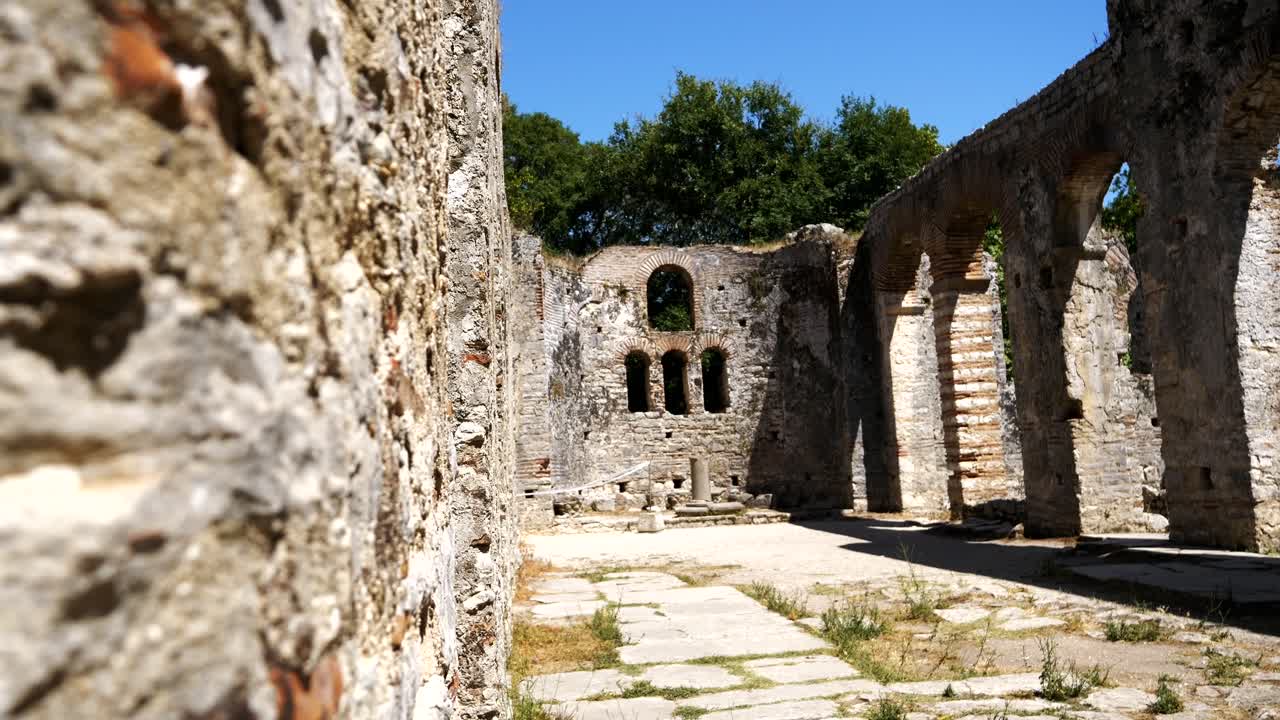 butrint, albania, interior de las ruinas de un antiguo templo