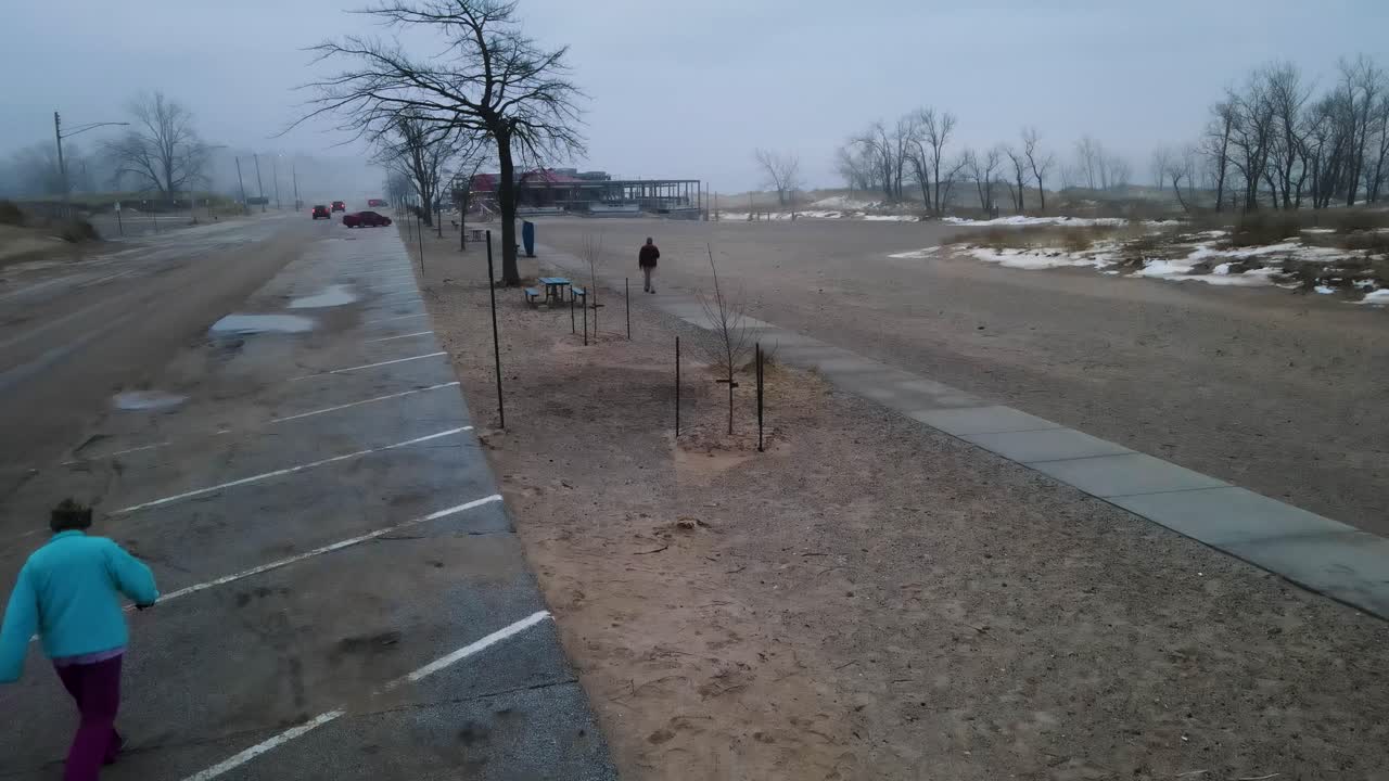 겨울 폭염 속을 헤매는 사람들