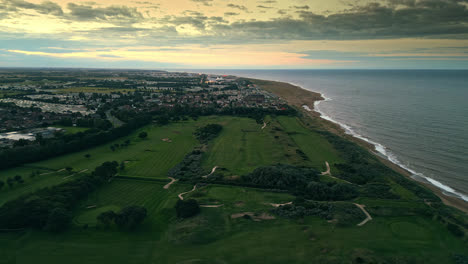 La-Belleza-De-La-Ciudad-De-Skegness-Revelada-En-Imágenes-De-Drones-Al-Atardecer:-Parque-De-Vacaciones,-Playa,-Caravanas-Y-Mar-Exhibidos