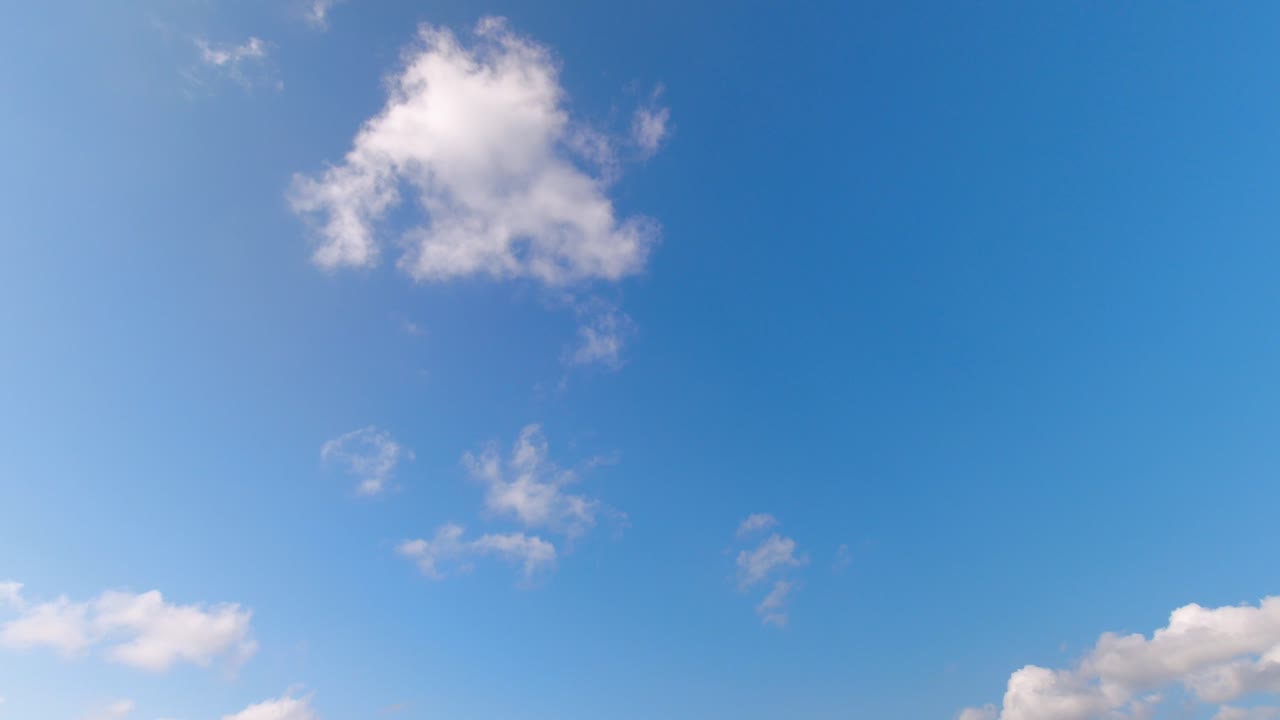 푸른 화창한 날에 오고 가는 빠른 시간 경과 구름