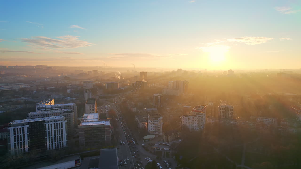 Vista aérea de drone de Chisinau ao nascer do sol, Moldávia. Vista do centro da cidade com vários edifícios, estradas e árvores sem folhas