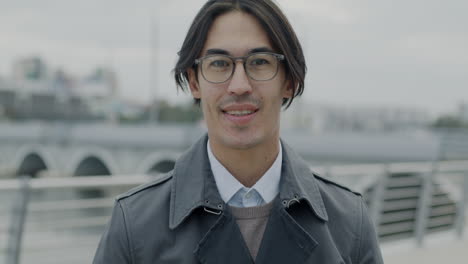 hombre sonriente en la ciudad