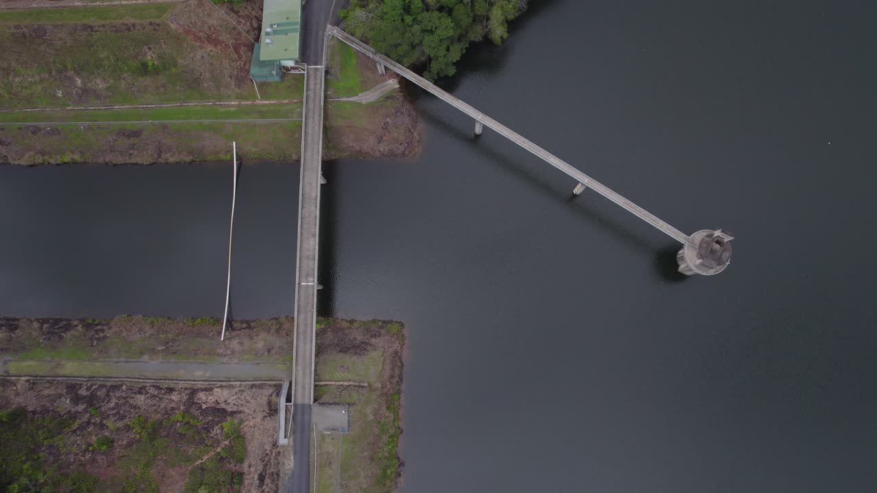 코퍼로드 댐의 취수탑과 다리, 양 범위의 모리스 호수, 케언즈 지역, 퀸즐랜드, 호주