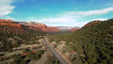 vista aérea de boynton canyon pass road en sedona arizona panorámica hacia arriba