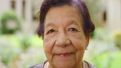 retrato de una mujer mayor sonriente