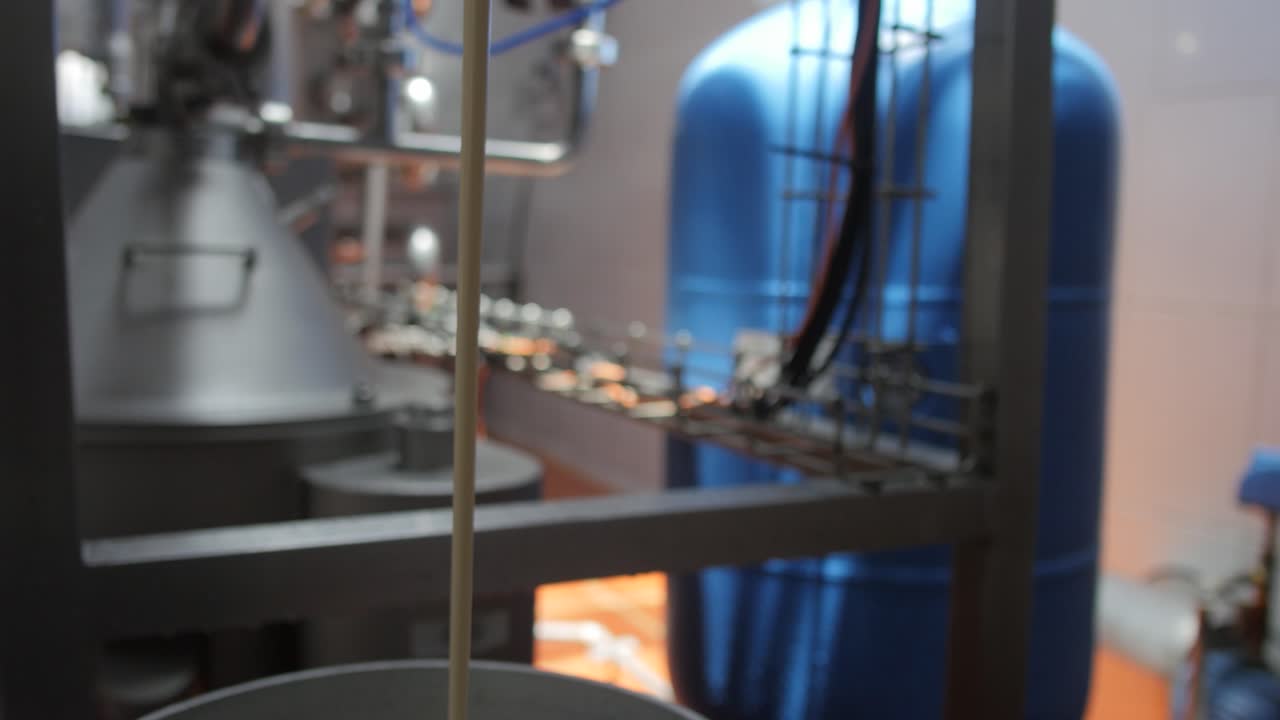 la máquina de pasteurización de leche vierte leche fresca en el recipiente