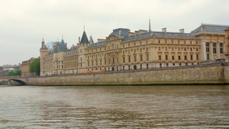 Conserjería-Gótica-De-La-Fortaleza-Ribereña-Junto-Al-Edificio-De-La-Corte-Suprema-En-El-Boulevard-De-Palais-A-Orillas-Del-Río-Sena-En-París,-Francia