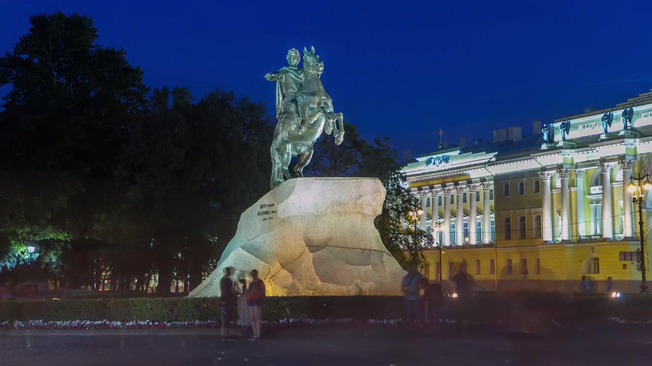 Monumento a Pedro, o Grande (Cavaleiro de Bronze) na Praça do Senado, timelapse hyperlapse noturno. Turistas caminhando durante a noite branca de verão. SÃO PETERSBURGO, RÚSSIA