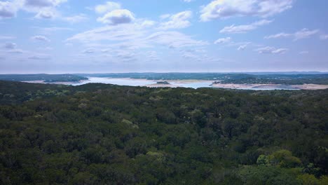 Drohnenaufnahmen-Vom-Medina-Lake-Im-Wunderschönen-Texas-Hill-Country-Nordwestlich-Von-San-Antonio