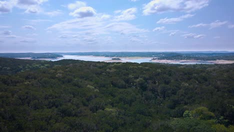 imágenes de drones del lago medina en la hermosa región montañosa de texas al noroeste de san antonio