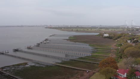 Schnelle-Luftaufnahme-Mit-Schwenk-über-Lange-Fischerdocks-Am-Hafen-Von-Charleston-An-Einem-Nebligen-Tag-In-Mount-Pleasant,-South-Carolina