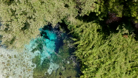 maravillosa toma aérea del ojo azul en albania