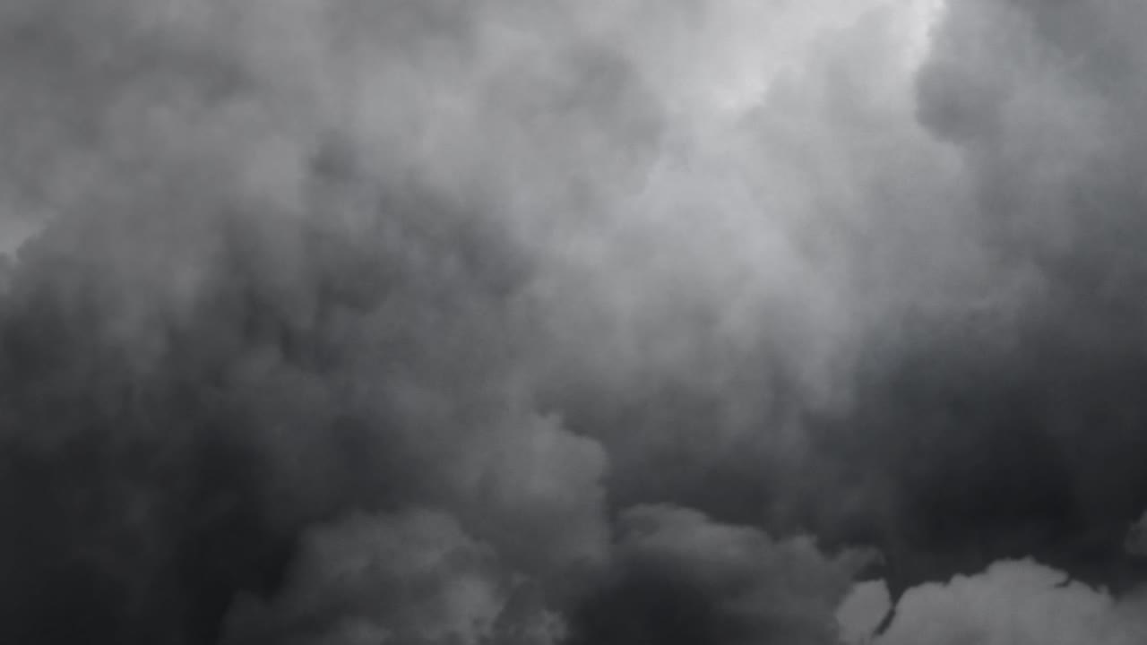 두꺼운 회색 구름 안의 번개 4k