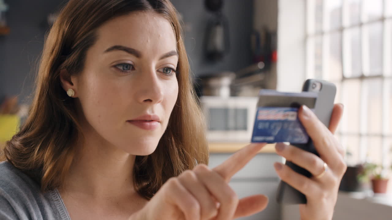 joven mujer caucásica feliz usando el teléfono