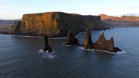 vista aérea de formaciones de roca basáltica troll toes en reynisdrangar vik islandia