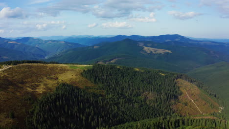 impresionante panorama del bosque de montaña contra el encantador parque nacional de cielo nublado