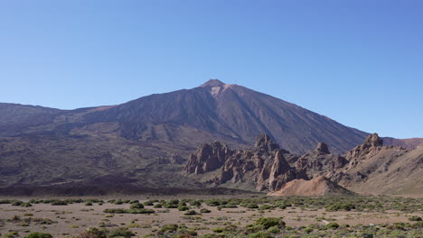 vista pintoresca, alta montaña rocosa en el desierto