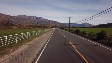 Gute-Antenne-Eines-Mannes,-Der-Ein-Motorrad-Durch-Ein-Tal-In-Zentralkalifornien-In-Der-Nähe-Des-Ojai-Tals-Fährt-1