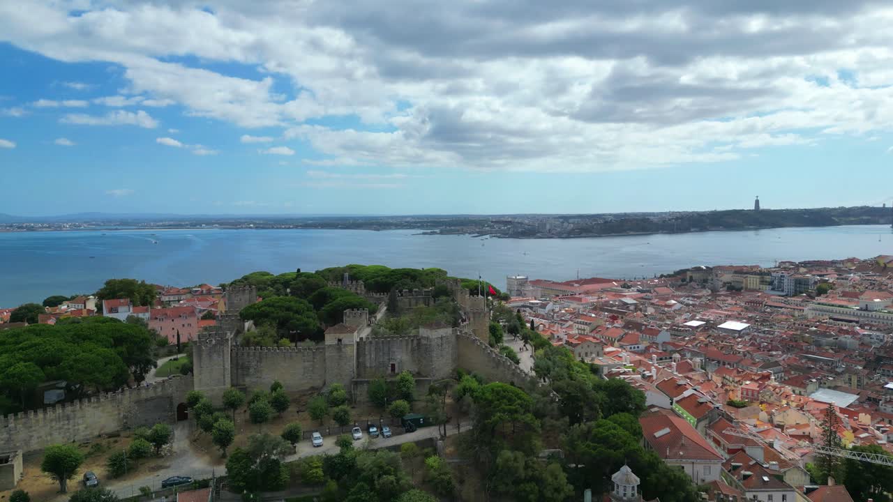 Vista aerea del Castello di São Jorge e del paesaggio urbano di Lisbona, Portogallo