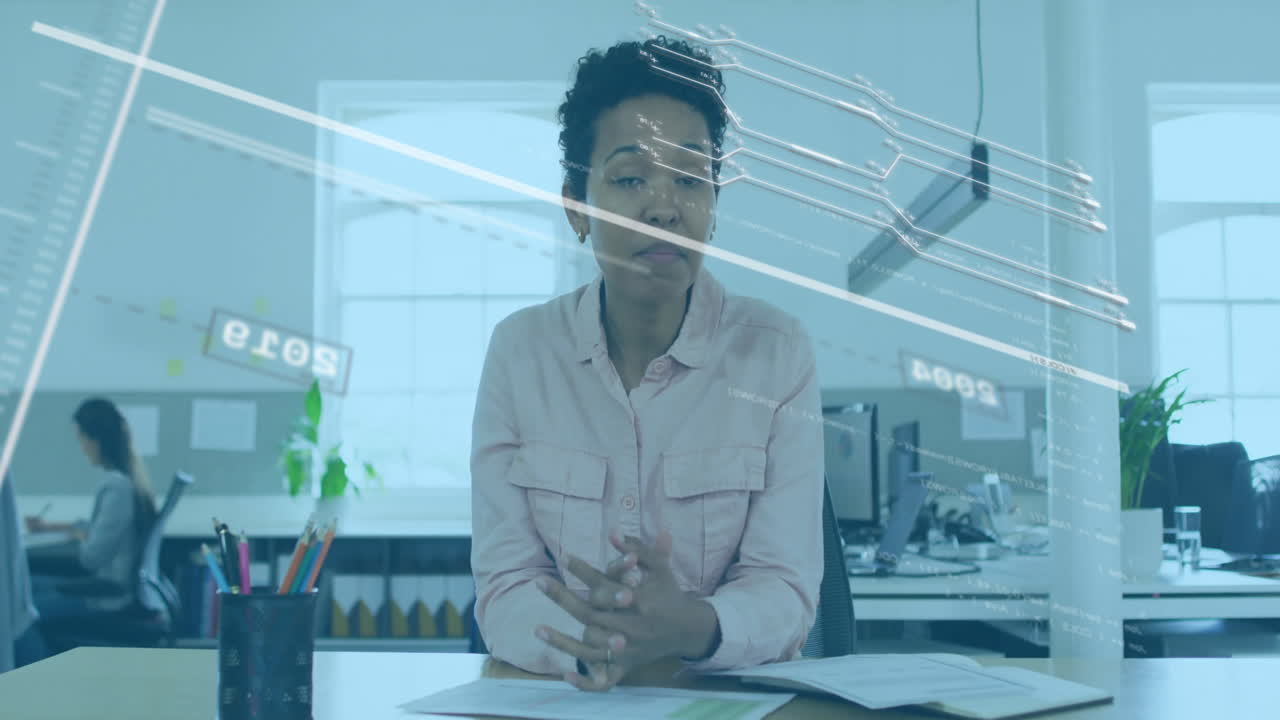 Professioniste che analizzano dati in uno spazio di lavoro tecnologico, mostrando diagrammi di circuiti e flussi di dati.