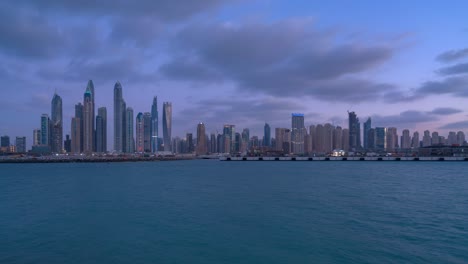 Timelapse-De-La-Puesta-Del-Sol-Del-Horizonte-De-Jbr-Dubai-De-La-Palma-En-Tiempo-Nublado