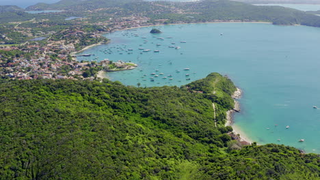 Toma-Aérea-Sobre-Las-Coloridas-Aguas-Verdes-De-La-Bahía-De-Buzios-En-Brasil