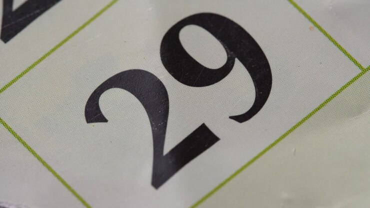 Segnare la data sul calendario con un pennarello rosso