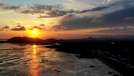 Zeitraffer-Des-Sonnenaufgangs-über-Der-Mündung-Eines-Tropischen-Flusses-–-Townsville,-Nord-Queensland,-Australien