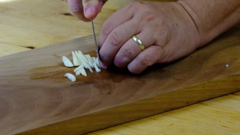 el chef cortando la cebolla