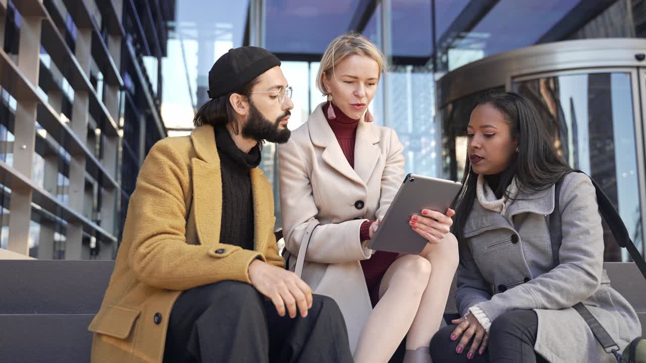 equipo de colegas de negocios que utilizan tabletas digitales para discutir ideas sobre proyectos fuera del lugar de trabajo