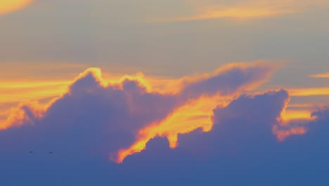 hermosa puesta de sol escénica con sol brillando a través de las nubes, plano medio