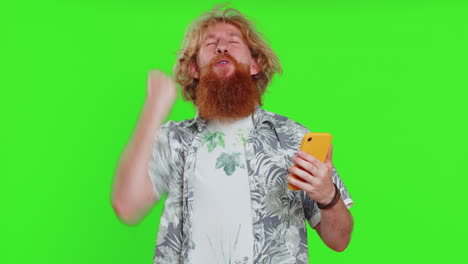 feliz ganador emocionado hombre usar teléfono inteligente celebrar el éxito ganar jugar juego buenas noticias de lotería