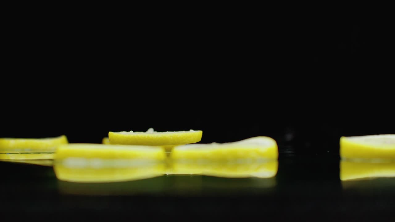 레몬 링은 물 한 방울로 유리 위에 떨어집니다.