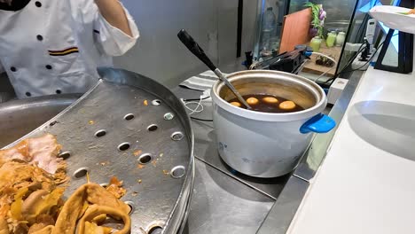el chef sirve arroz estofado de pierna de cerdo en bangkok.
