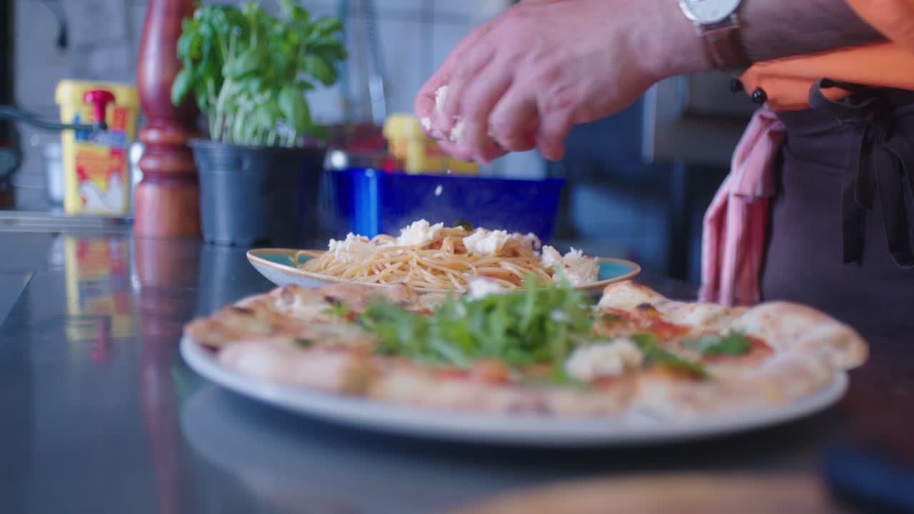 Käse auf dem ganzen Gericht verteilen