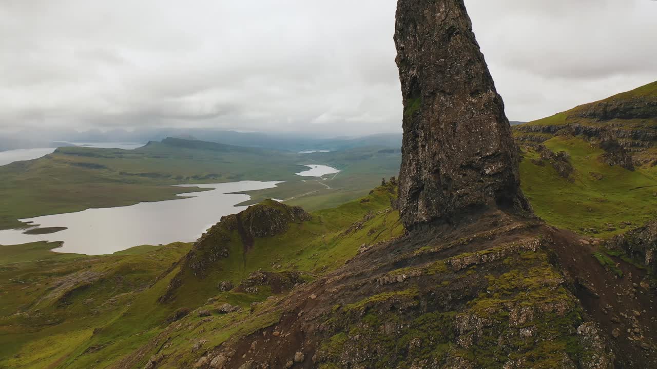 tomada aérea que revela al viejo de storr, isla de skye, tierras altas escocesas, escocia, reino unido