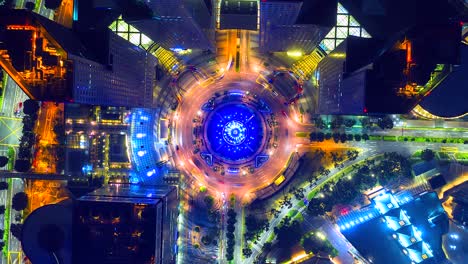 vista superior del lapso de tiempo de la fuente y el tráfico en el círculo por la noche en singapur