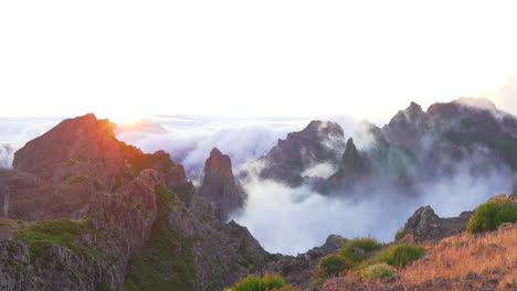 Hermoso-Paisaje-Montañoso-De-Madeira-Al-Atardecer