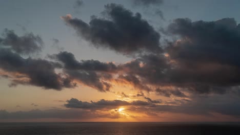 puesta de sol sobre el océano con nubes dramáticas