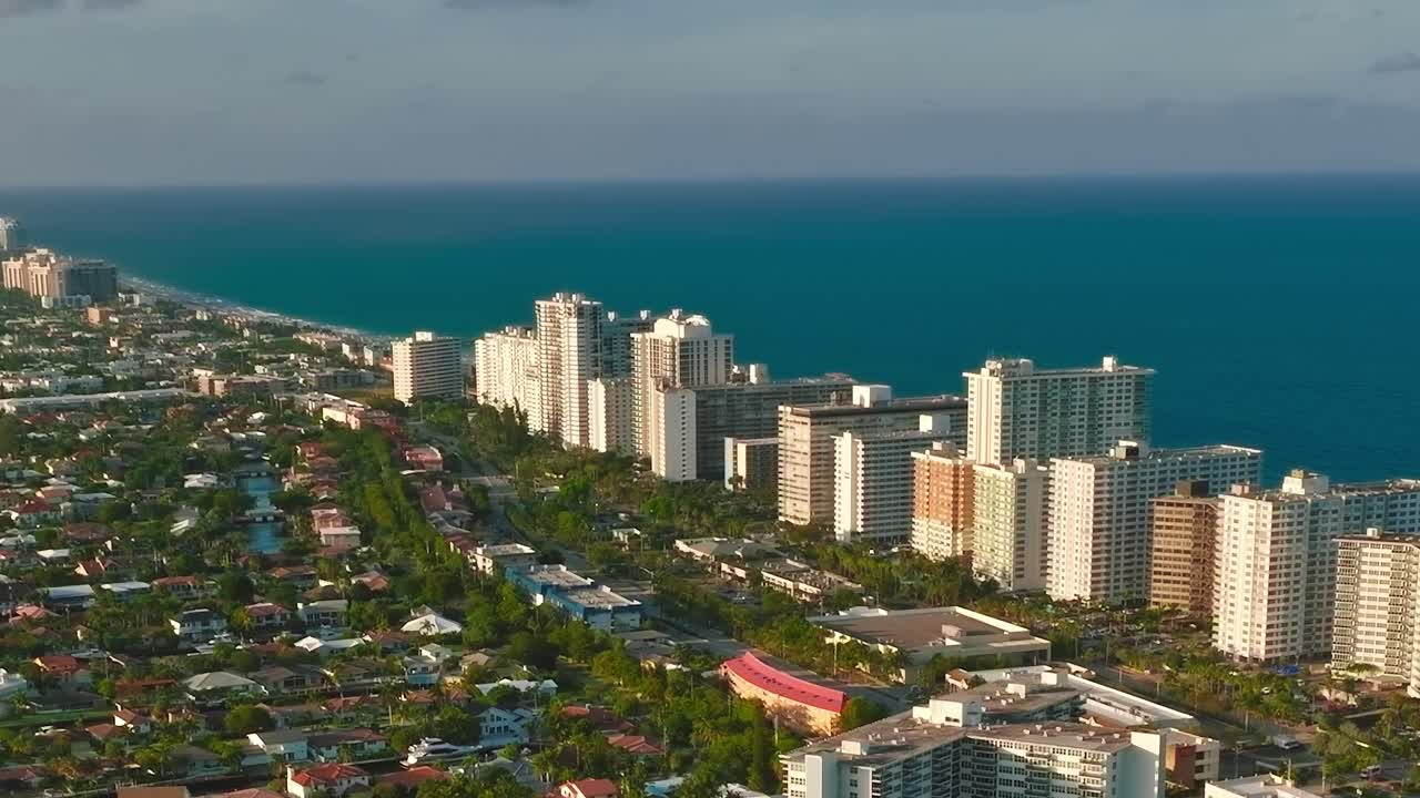 Vista de la costa y el paisaje urbano de Miami desde una perspectiva aérea