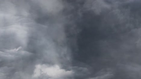 Nubes-Cumulonimbus-En-Movimiento-Con-Destellos-De-Relámpagos-En-Ellas