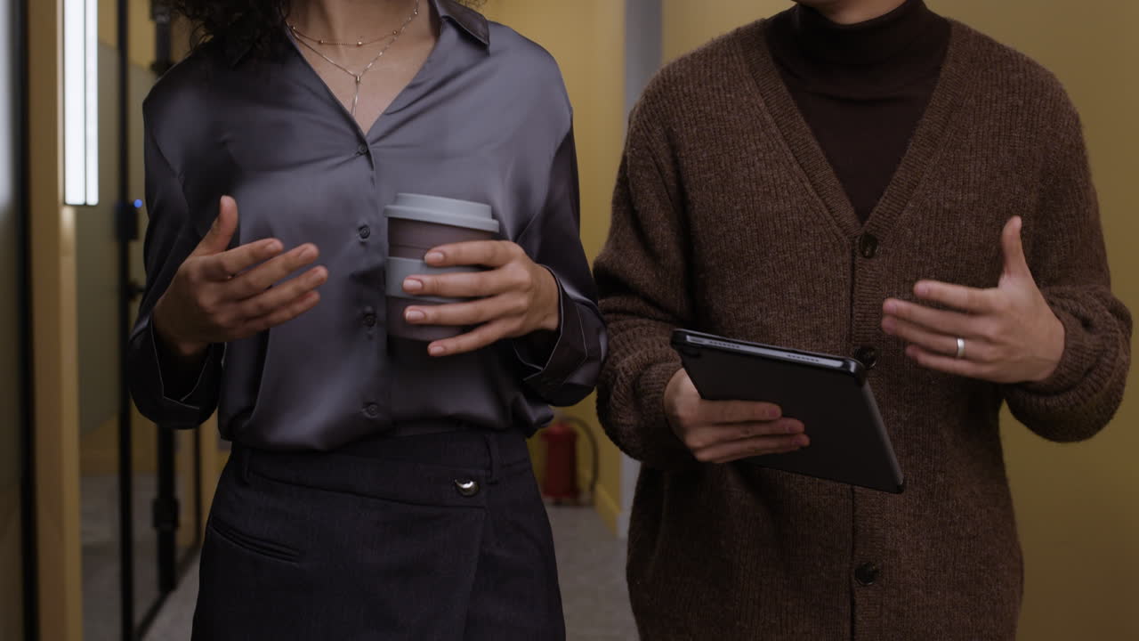 colegas de negocios discutiendo en el pasillo de la oficina