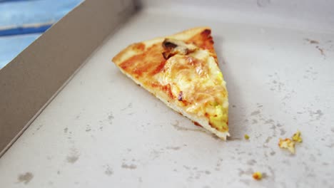 Stück-Pizza-Im-Pizzakarton