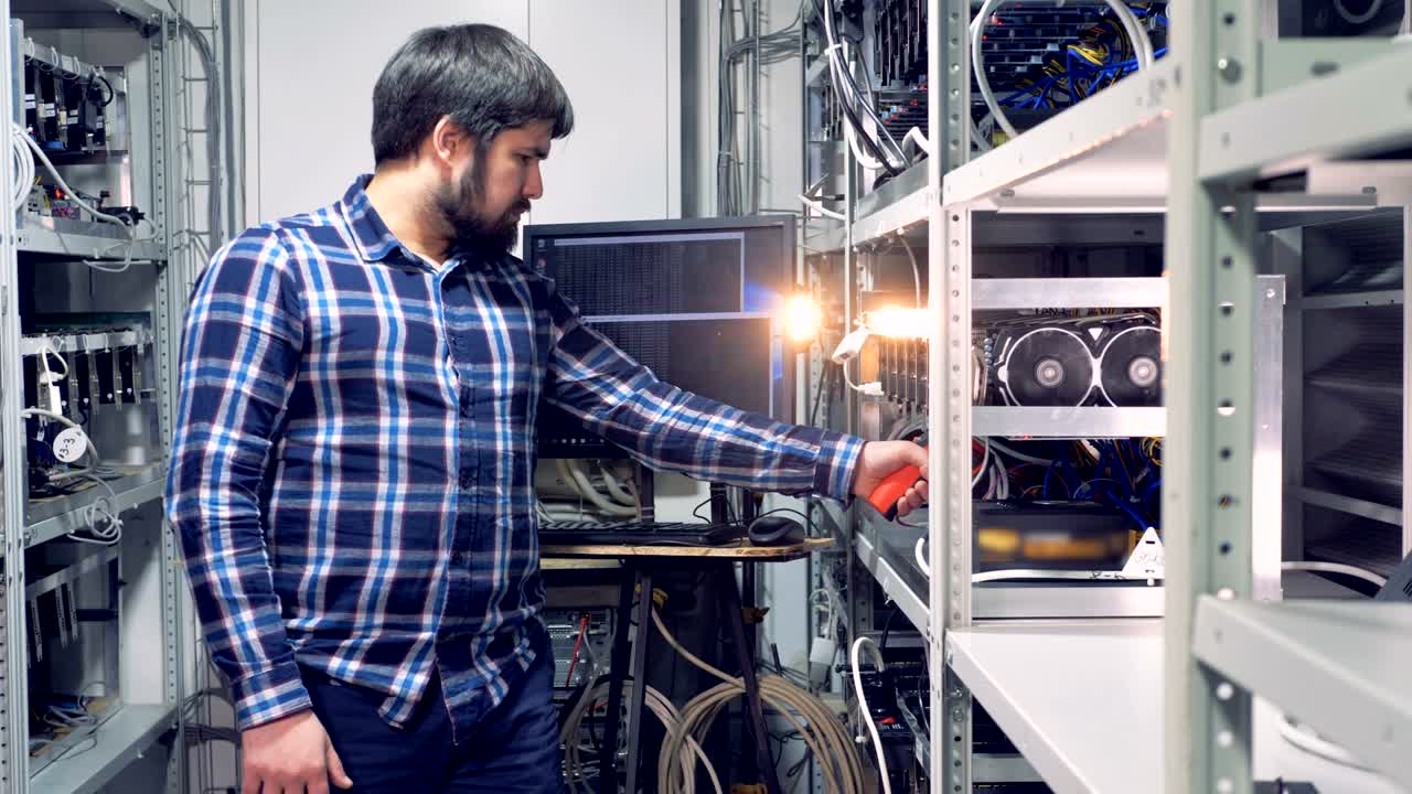 las tasas de consumo de los equipos mineros están siendo medidas por un especialista