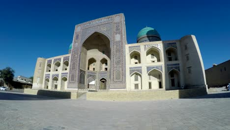 uzbekistán, madrasa ulugbek madrasa en bukhara, hace un complejo uniforme con la madrasa de abdulazis-hana